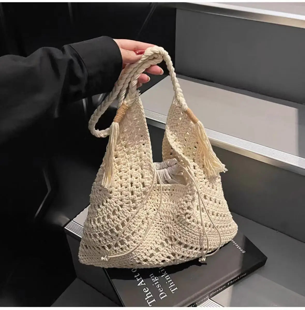 New Casual Style Woven Bag Beach Vacation Package Lazy Wind Straw Weaving Tote Bag Tassels Fashion